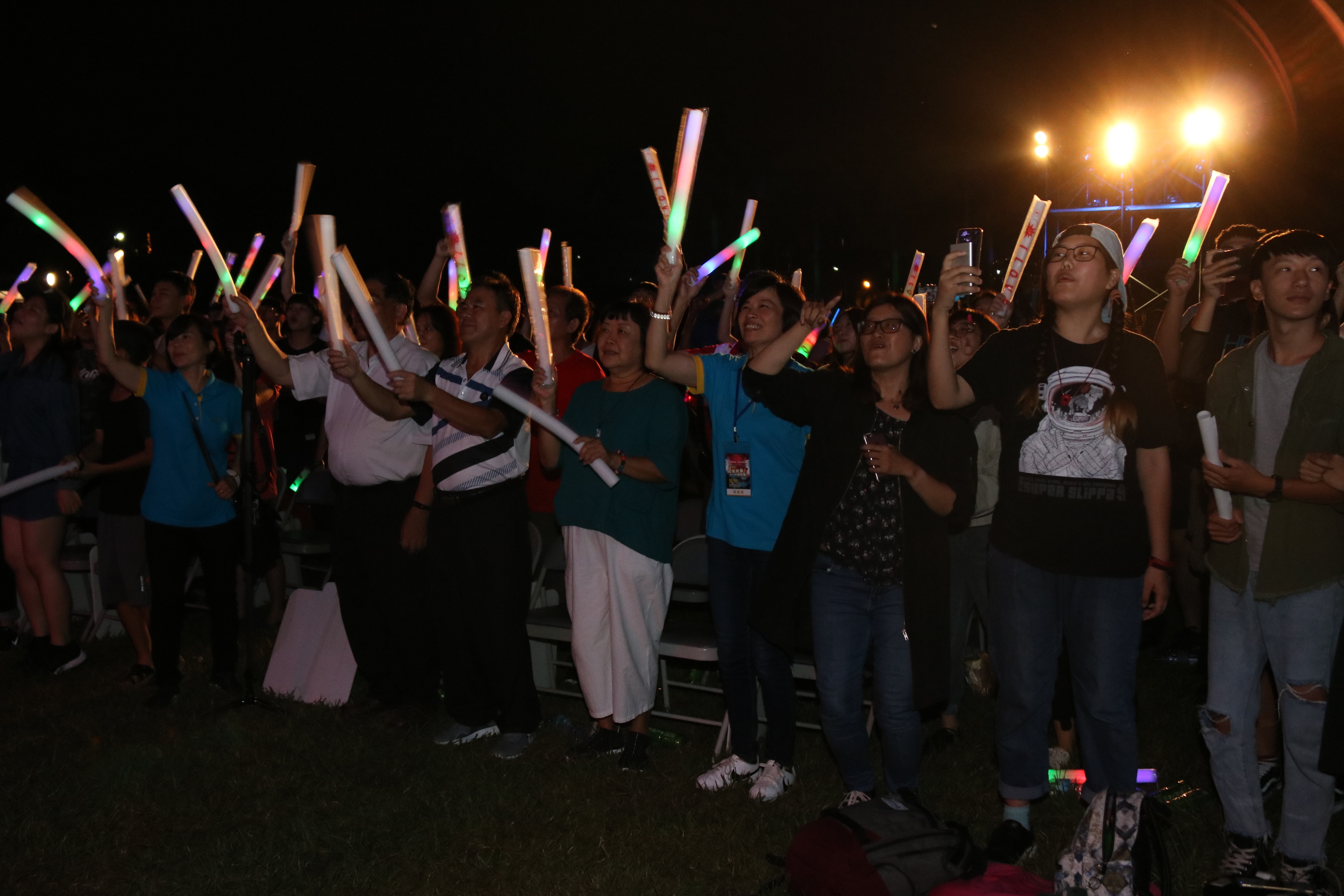 米兰体育app入口-现场实况：现场观众的热情互动瞬间