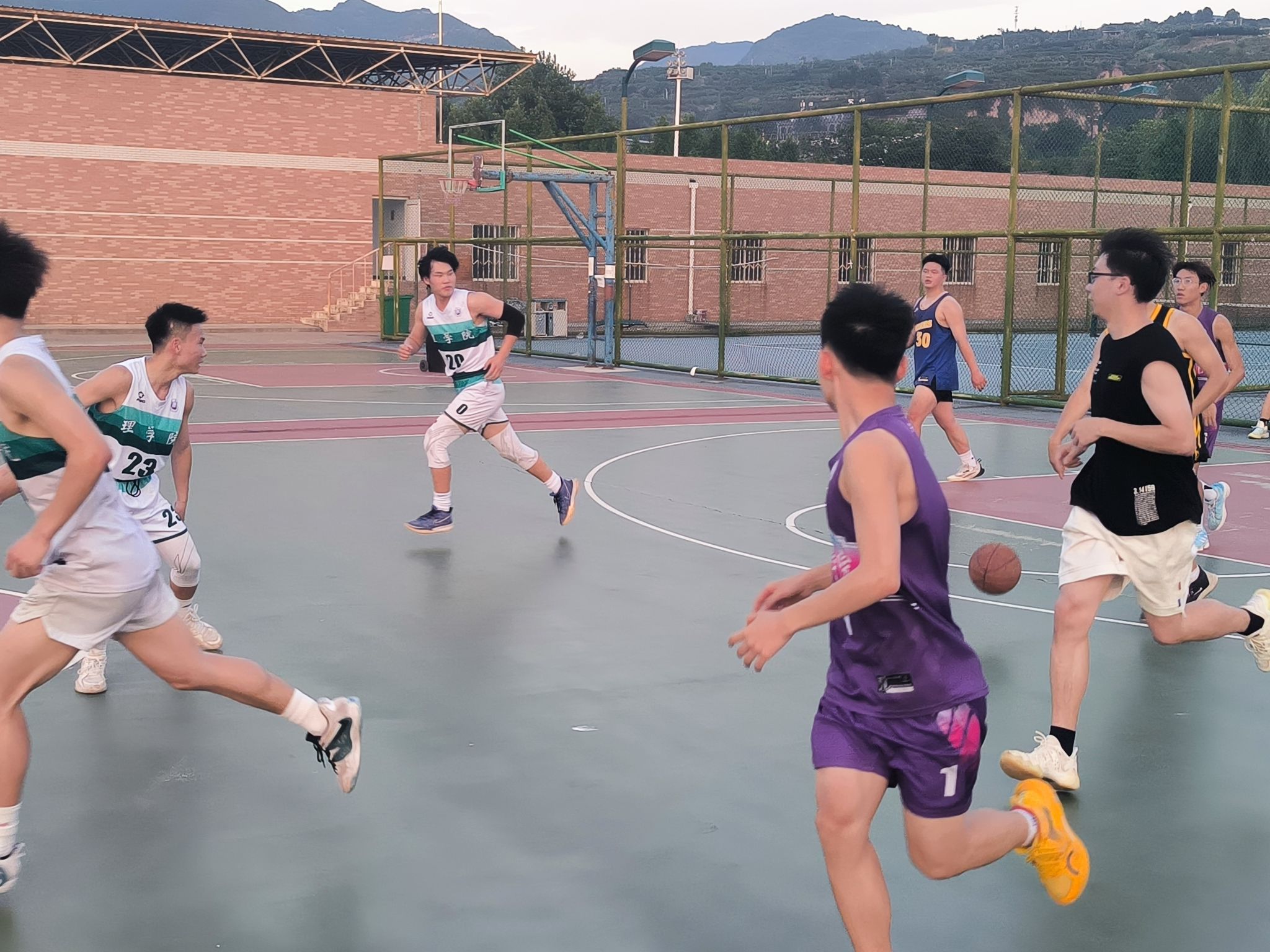 米兰体育app平台-关于各大高校篮球赛火热进行，学子青春展现无限活力的信息