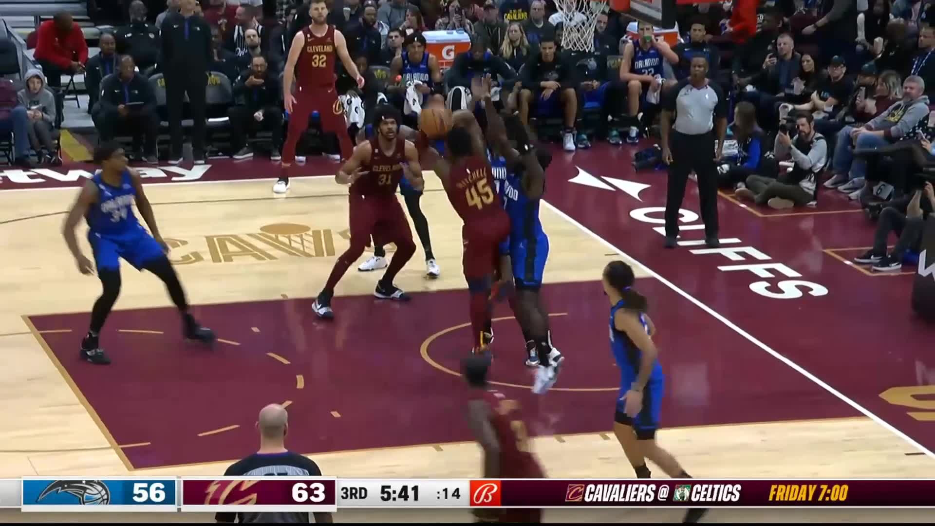 关键对决:内线战中的关键瞬间分析 关键对决:内线战中的关键瞬间分析