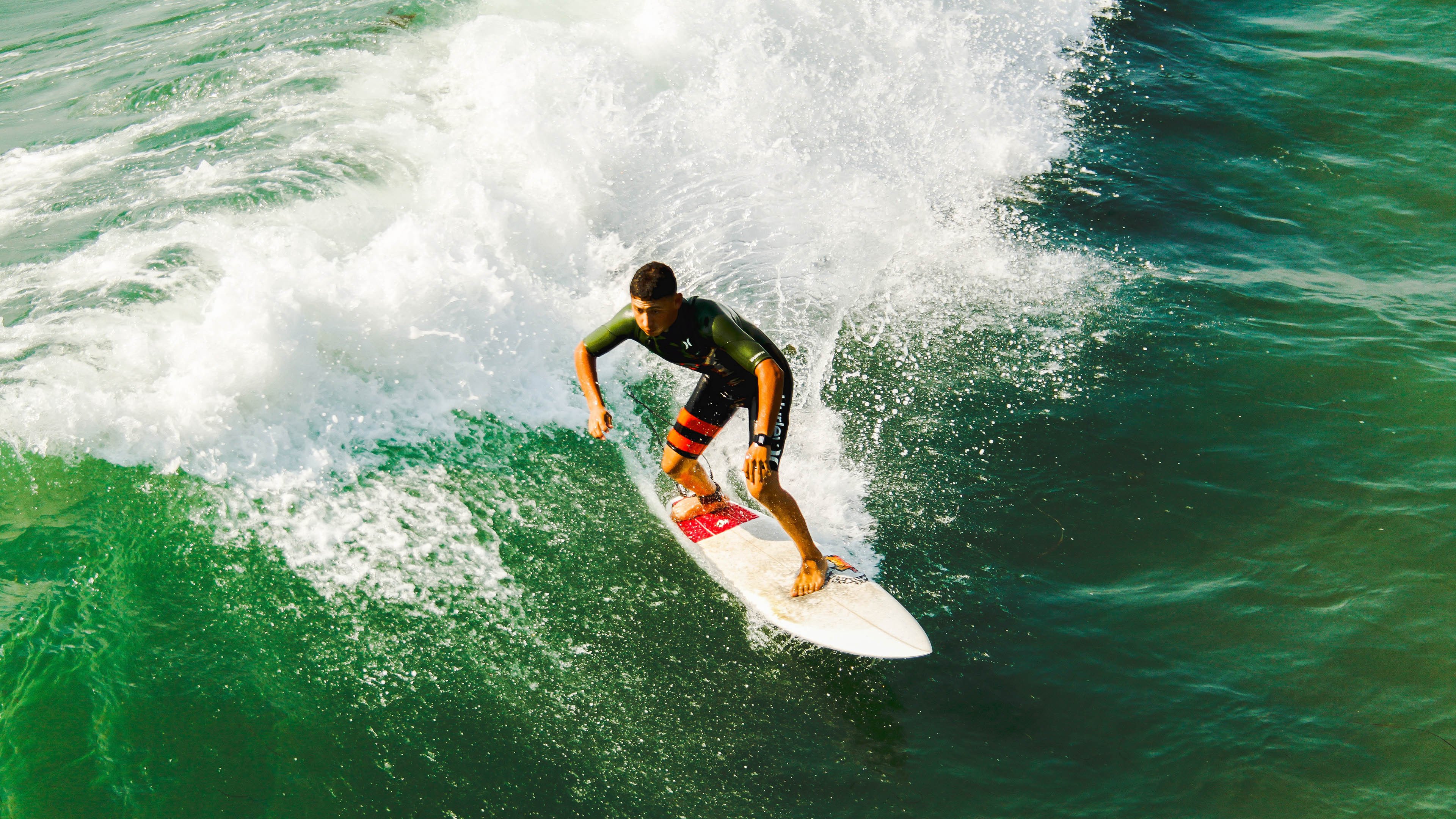 AC米兰体育-凯琳·科贝特赛场表现引发媒体热议，凯特琳菲贝尔和科比