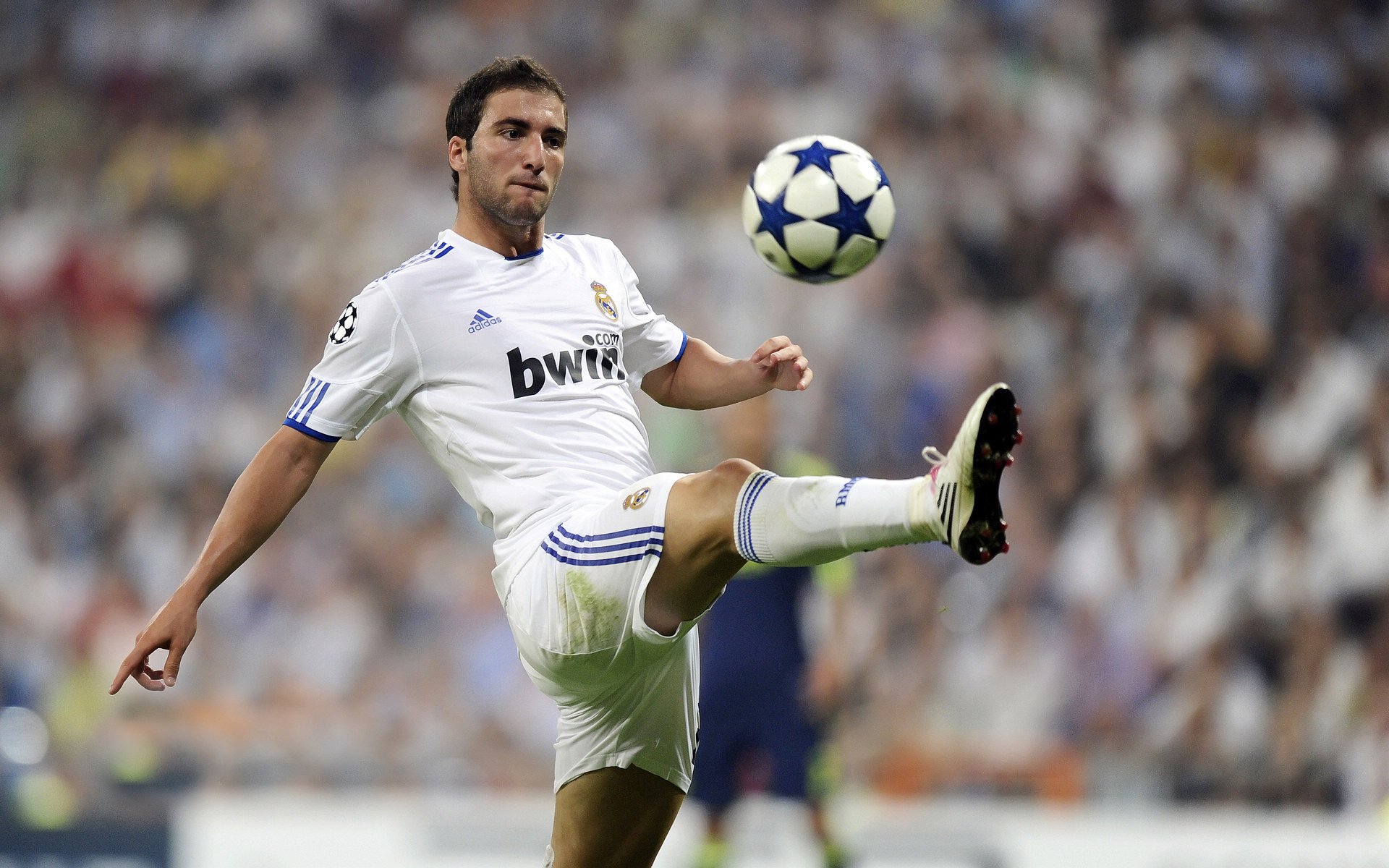 米兰体育在线下载-英超豪门豪掷千万收购欧洲顶级中场，收购英超足球俱乐部