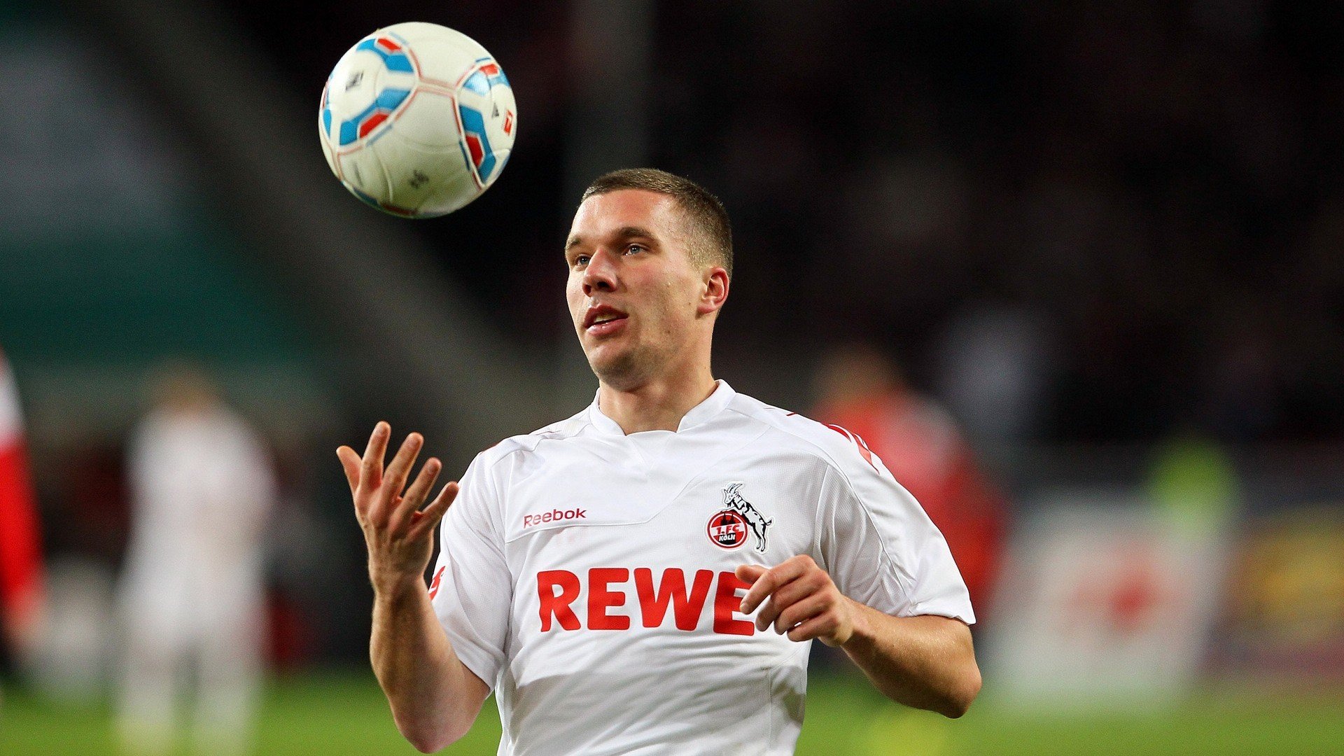 米兰体育官网下载-远射“经典一幕”：欧冠赛场上令人窒息的瞬间，足坛远射之王